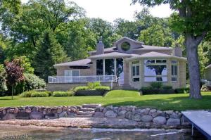 686 E Gull Lake Dr, Augusta, MI 49012 photo 1