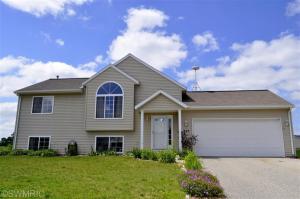225 Pineview Dr, Belding, MI 48809 photo 2