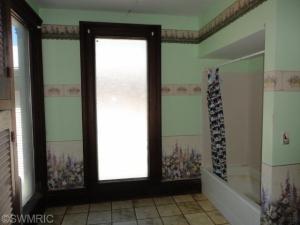 161 E Main St, Ionia, MI 48846 photo 7