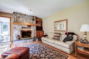 525 Roundtree Ln NE, Ada, MI 49301 photo 8