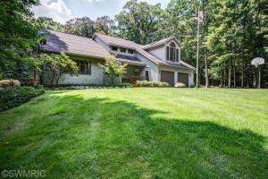 525 Roundtree Ln NE, Ada, MI 49301 photo 1