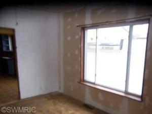 213 E Main St, Edmore, MI 48829 photo 4