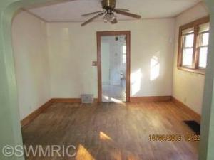 819 Eaton St, Jackson, MI 49202 photo 3