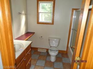 246 Cherry St, Freeport, MI 49325 photo 4