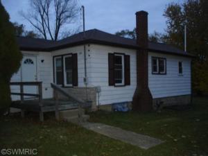 941 10th St, Plainwell, MI 49080 photo 2