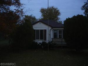 941 10th St, Plainwell, MI 49080 photo 1