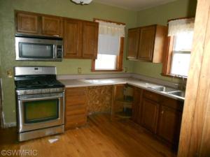 209 S Broas St, Belding, MI 48809 photo 4