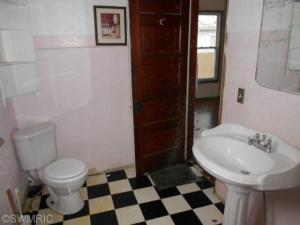 209 S Broas St, Belding, MI 48809 photo 5
