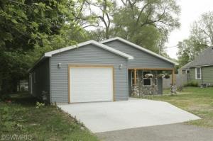 515 Gladys St, Plainwell, MI 49080 photo 2