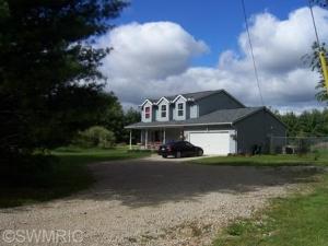 360 8th St, Plainwell, MI 49080 photo 1