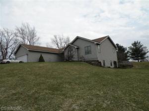 86 106th Ave, Plainwell, MI 49080 photo 1