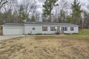 7492 Pine Ridge Dr NE, Belding, MI 48809 photo 2