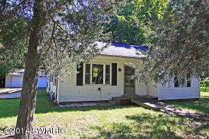 369 13th St, Plainwell, MI 49080 photo 1