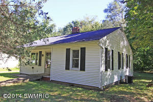 369 13th St, Plainwell, MI 49080 photo 2