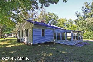 369 13th St, Plainwell, MI 49080 photo 4
