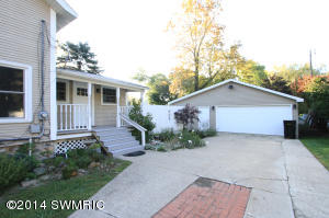 321 W Bridge St, Plainwell, MI 49080 photo 4