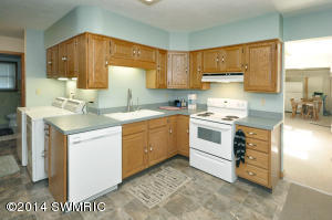 867 Upton Ave, Springfield, MI 49037 photo 4