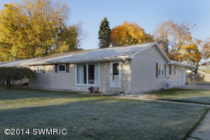 526 N Douglas, Three Rivers, MI 49093 photo 1