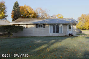 526 N Douglas, Three Rivers, MI 49093 photo 2