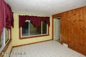 589 Upton Ave, Springfield, MI 49037 photo 3