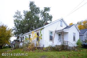 589 Upton Ave, Springfield, MI 49037 photo 2