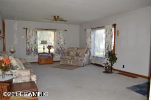 415 Brigham St, Plainwell, MI 49080 photo 4