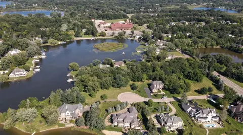 3 Hilton Pointe Ct, Brighton, MI 48114