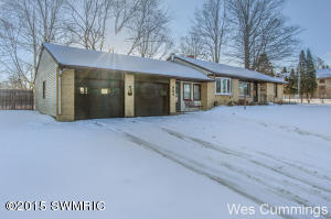 934 S Broas St, Belding, MI 48809 photo 2