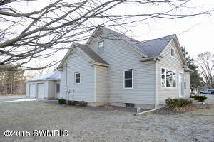 332 8th St, Plainwell, MI 49080 photo 2
