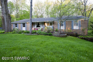 258 Golfview Dr, Plainwell, MI 49080 photo 1