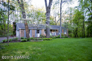 258 Golfview Dr, Plainwell, MI 49080 photo 2