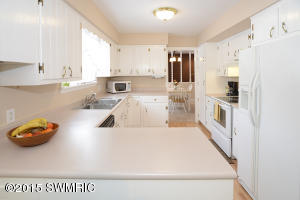 258 Golfview Dr, Plainwell, MI 49080 photo 5
