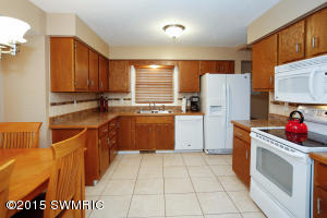 640 Glenview Cir, Plainwell, MI 49080 photo 7
