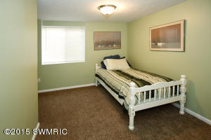 640 Glenview Cir, Plainwell, MI 49080 photo 17
