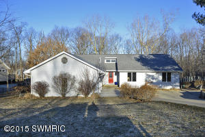 237 Deer Run Dr, Plainwell, MI 49080 photo 1