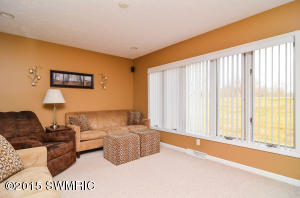 654 E State St, Belding, MI 48809 photo 5