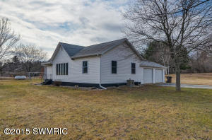 654 E State St, Belding, MI 48809 photo 1