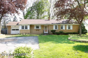 112 West St, Plainwell, MI 49080 photo 2