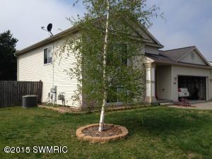 335 Pineview Dr, Belding, MI 48809 photo 3