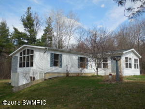 77 Maple Ridge Rd, Newaygo, MI 49337 photo 2