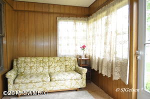216 W Division St, Belding, MI 48809 photo 3