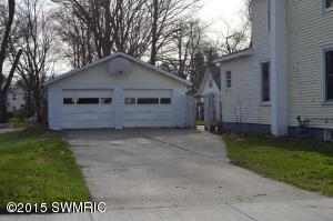 613 Maple St, Three Rivers, MI 49093 photo 2