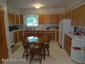 811 Glenview Dr, Plainwell, MI 49080 photo 2