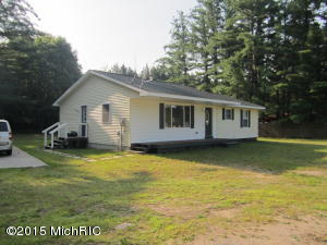 976 S Oak Ave, White Cloud, MI 49349 photo 1