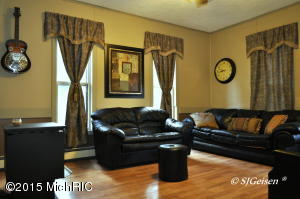 504 W May St, Belding, MI 48809 photo 4