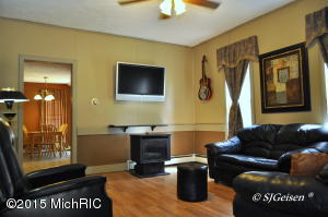 504 W May St, Belding, MI 48809 photo 3