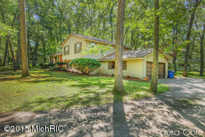 7498 Sheffield Dr SE, Ada, MI 49301 photo 2