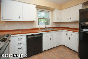 627 Glenview Cir, Plainwell, MI 49080 photo 8