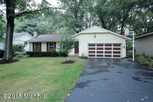627 Glenview Cir, Plainwell, MI 49080 photo 2