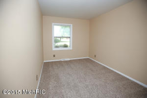 627 Glenview Cir, Plainwell, MI 49080 photo 15